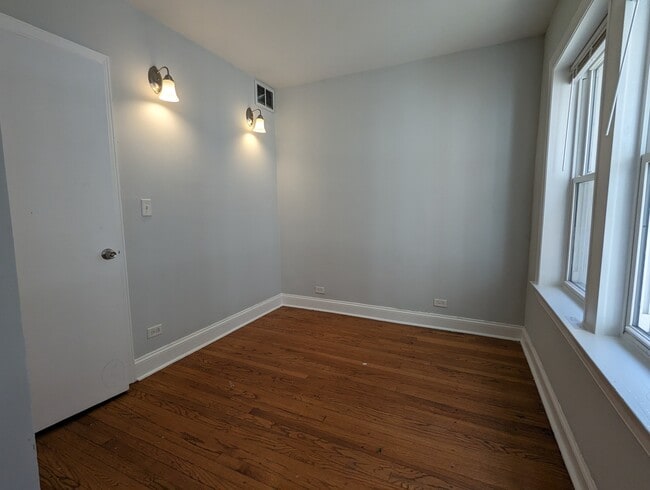 Foto del edificio - 5029 N Harding Ave