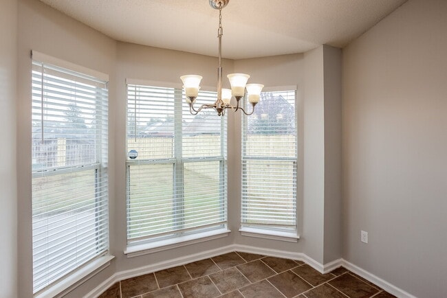 Building Photo - 1800 Sarah Ann Dr W