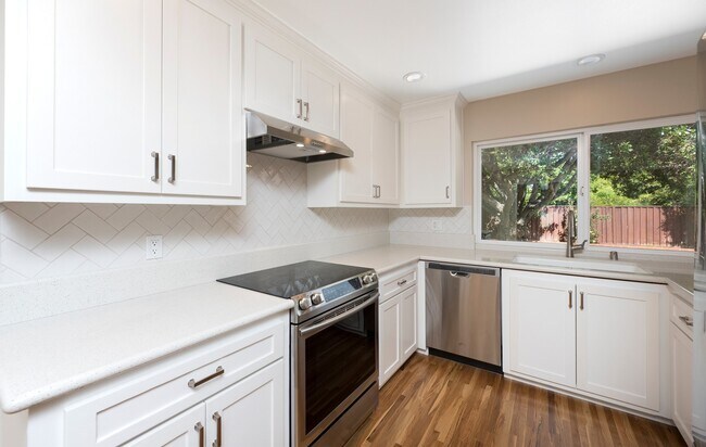 Foto del edificio - Beautiful 4BR/2BA Home in Outstanding West...
