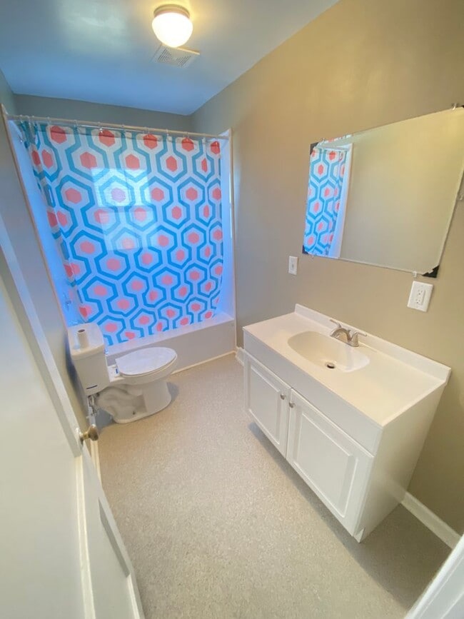Building Photo - 3bd/2ba Remodeled House on large Lot off E...