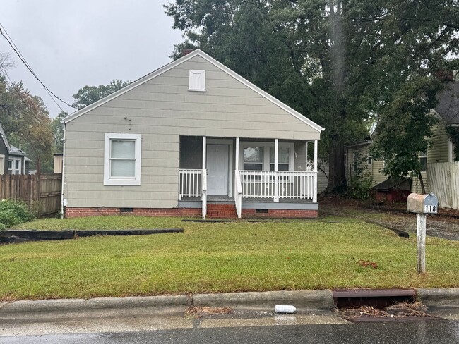 Cute two bedroom house with hardwood floor... - Cute two bedroom house with hardwood floor...