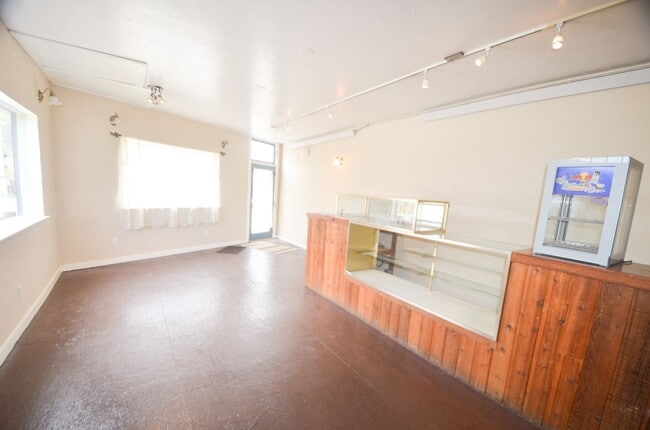 Building Photo - Live/Work Space! Main St Alma!