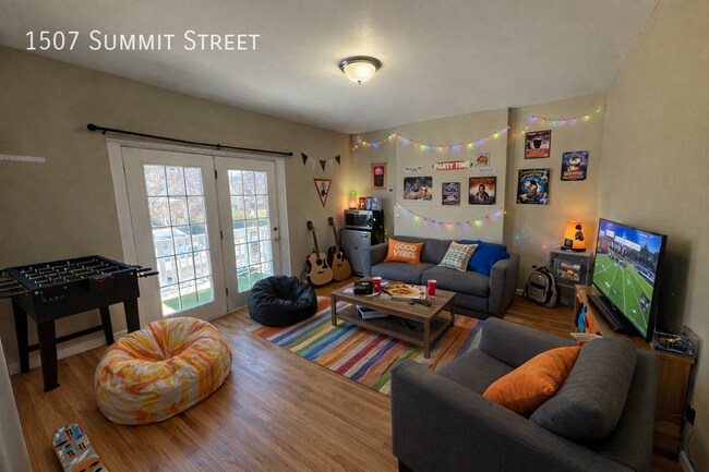 Building Photo - 1507 Summit St