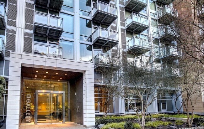 Building Photo - Open 2bdrm 1 bath with floor to ceiling windows!