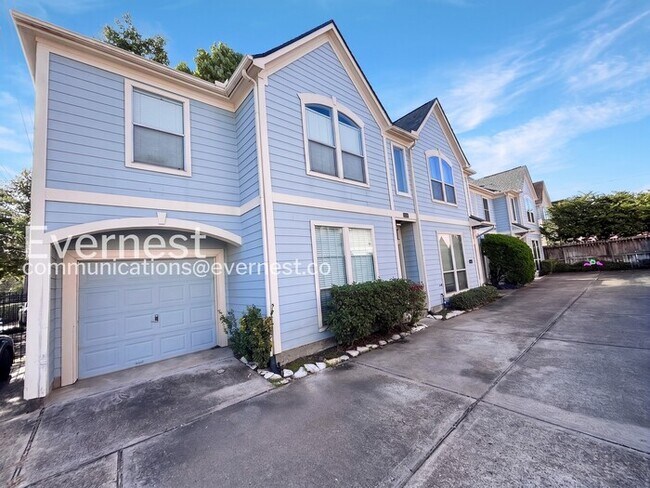 Building Photo - 2Bed / 2Bath Spacious Town Home with Fenced Yard and Garage / Available Noq!
