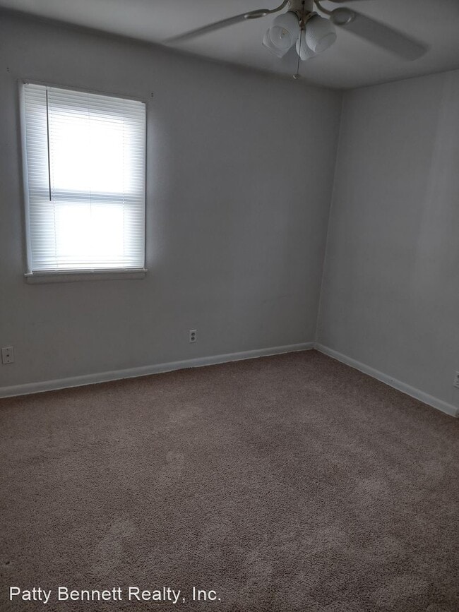 Building Photo - 3 br, 2 bath House - 2540 E 8th St