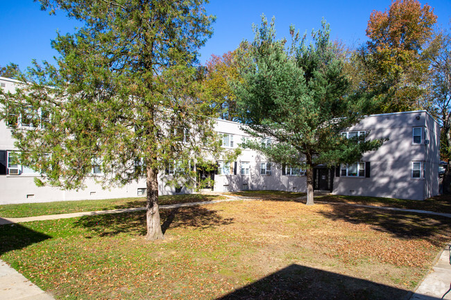 Courtyard - Westwood Court Apartments