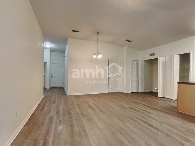 Foto del edificio - 6421 Pinewood Hills Dr