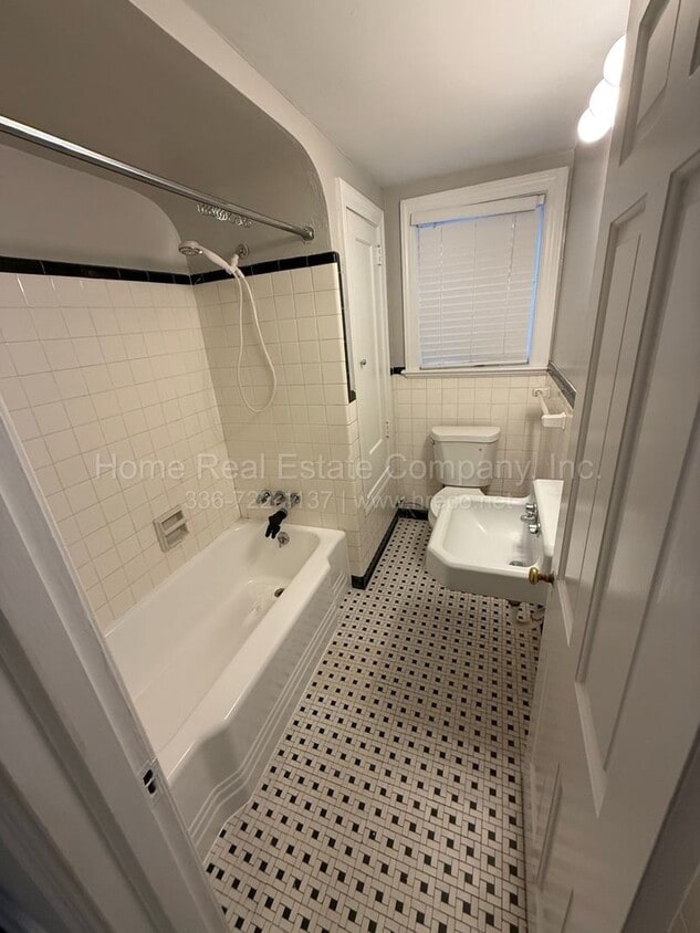 Building Photo - 624 W End Blvd