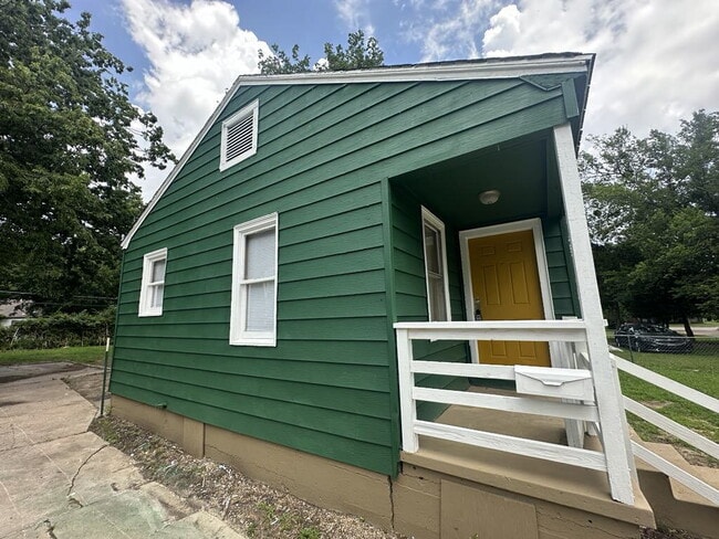 Building Photo - Charming 3-Bed Home in North Tulsa with Sp...