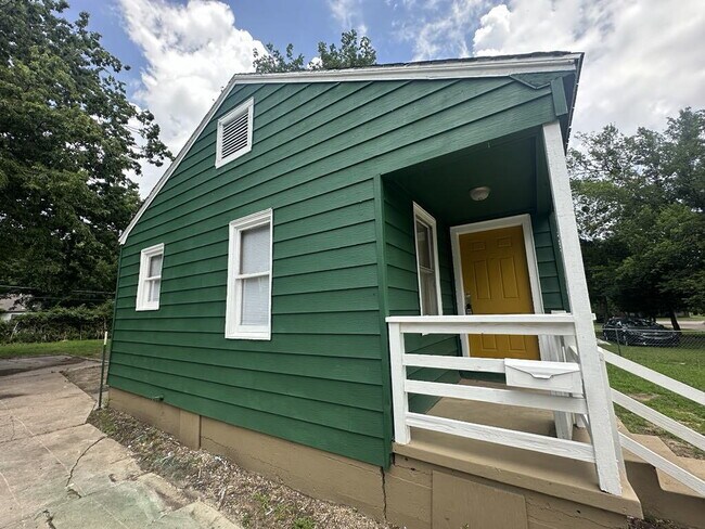 Foto del edificio - Charming 3-Bed Home in North Tulsa with Sp...