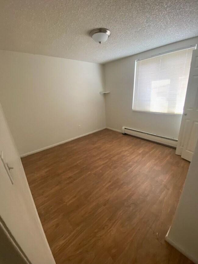 Building Photo - 3 Bedroom 2 Bathroom - Reserved Parking - ...