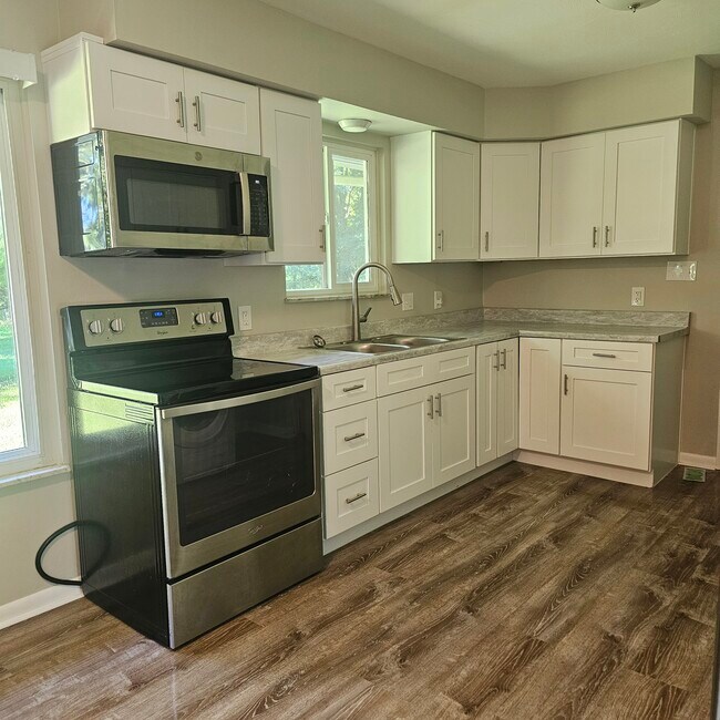 Building Photo - 2935 Spring Hill Dr