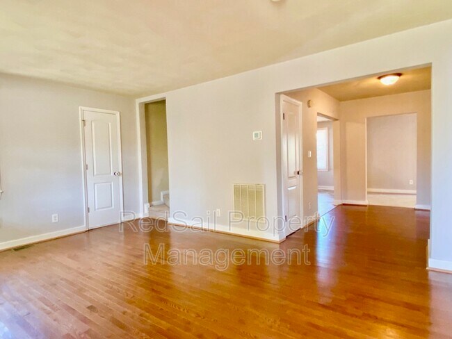 Building Photo - 3524 Bapaume Ave