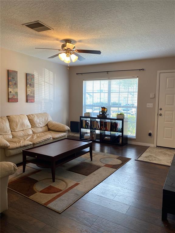 Foto del edificio - 427 Kensington Lake Cir