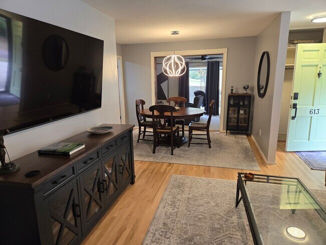 Foto del edificio - 613 Westbury Dr