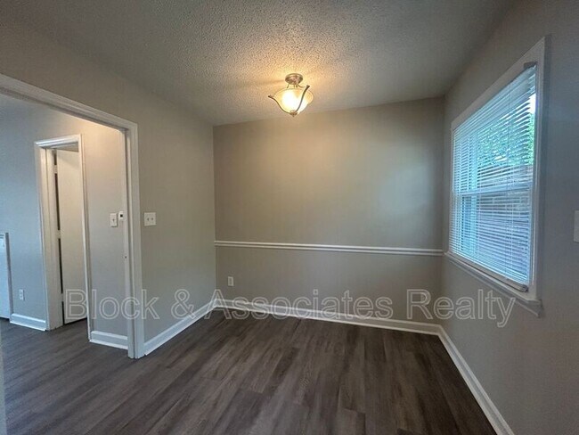 Building Photo - 504 S Cherry St