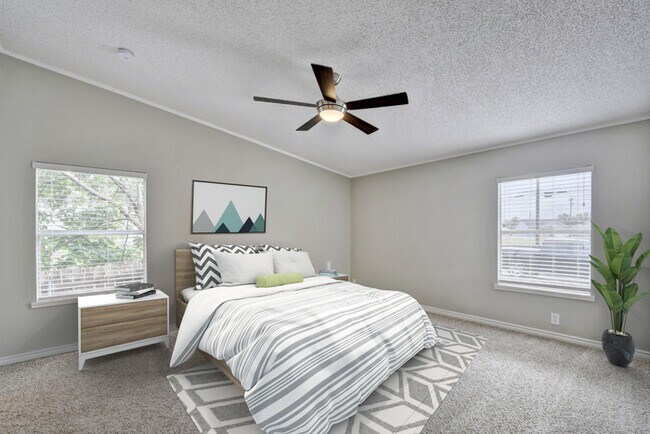 Building Photo - Renovated 3 Bedroom with Open Floor Plan