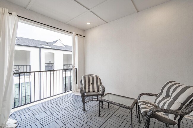 Foto del edificio - Gated Luxury Townhomes with yard + Roof Patio