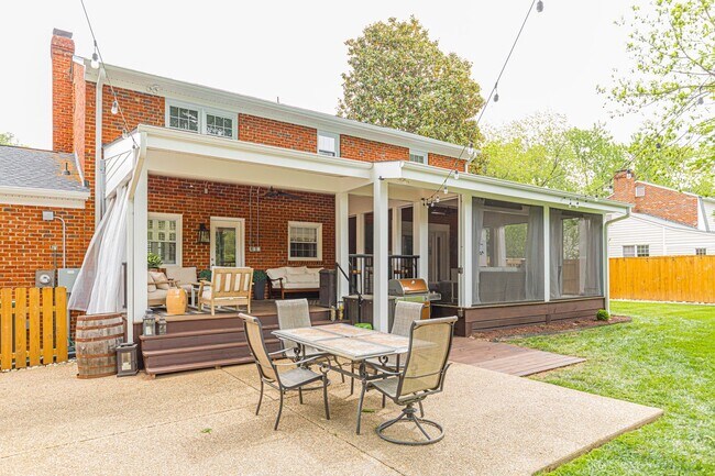 Building Photo - Spacious and Stylish 4-Bedroom Home with M...