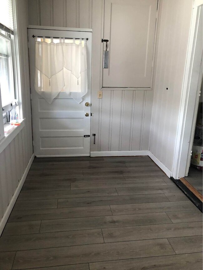 Front Door / Entry - 5201 N Ludlam Ave