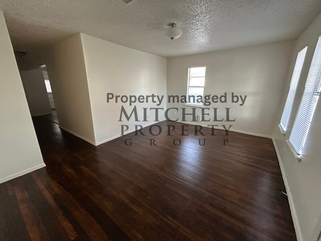 Primary Photo - Cute 2 bedroom 1 bath with a garage!