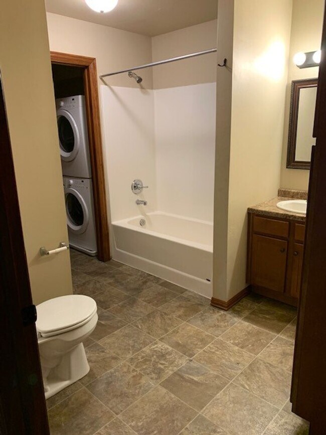 Building Photo - Beautiful 2 bedroom, 1 bathroom Lower Leve...