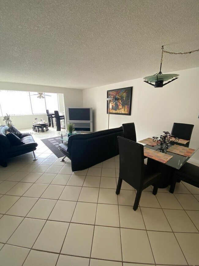 Foto del edificio - 8040 Hampton Blvd