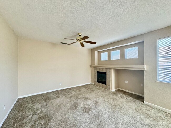 Building Photo - Beautiful 3 Bedroom/ 2 Bath Near Shopping ...