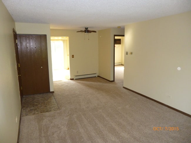 Building Photo - 8320 Oak Leaf Dr