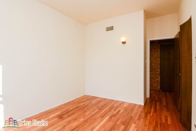 Building Photo - 558 W Wellington Ave