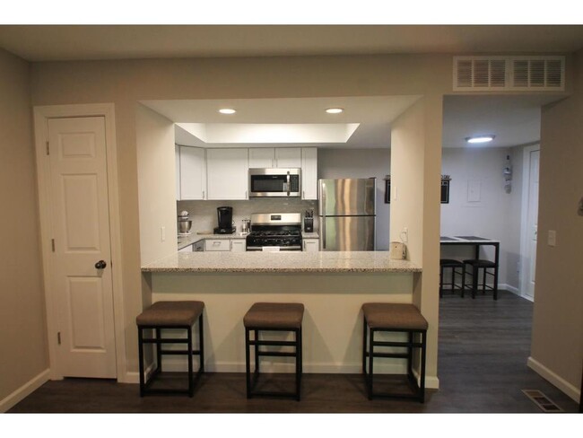 Building Photo - 6099 Courtly Alcove