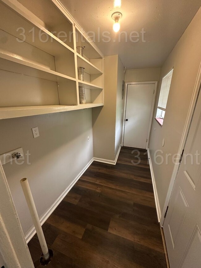 Building Photo - $1045 - 2 bed 1 bath - Single Family Home
