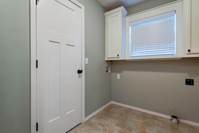 Foto del edificio - Republic Schools - Gorgeous 3 Bed 2 Bath 3 Car Garage For Rent!