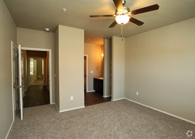 2BD,2BA_Valencia - 1194 SF - Master Bedroom - Escondido Apartments