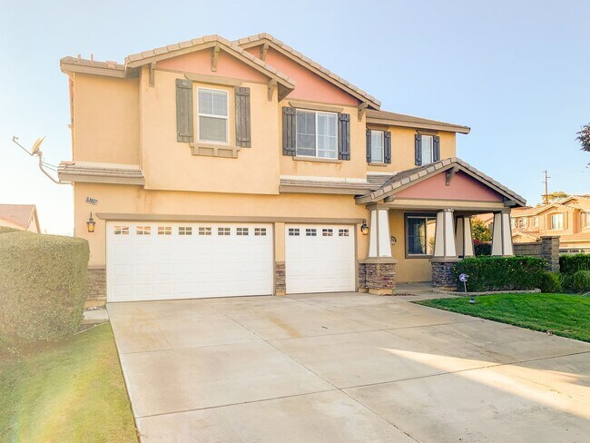 Foto del edificio - Large 5-Bedroom Home in the Heart of Lake ...