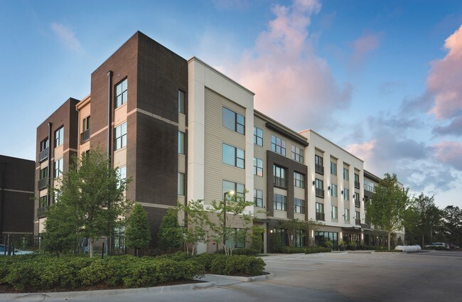 Everra Midtown Park Apartments Dallas Tx Apartments Com