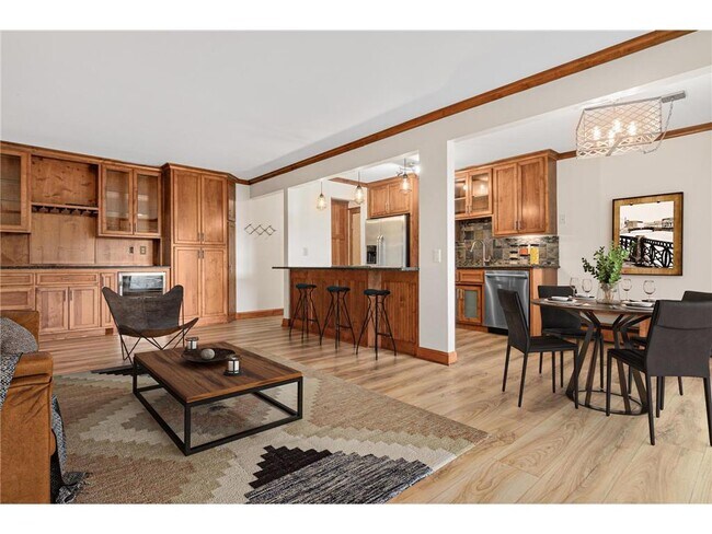 Foto del edificio - 4424 Cedar Lk Rd S