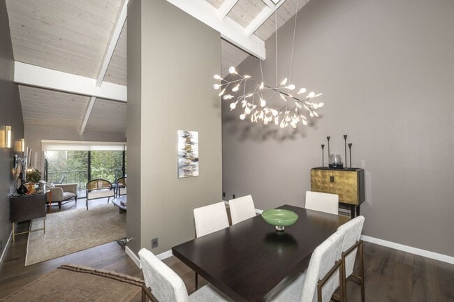 Foto del edificio - Tastefully Furnished 3 Bed, 2 Bath Home w/ Views of Greenbelt