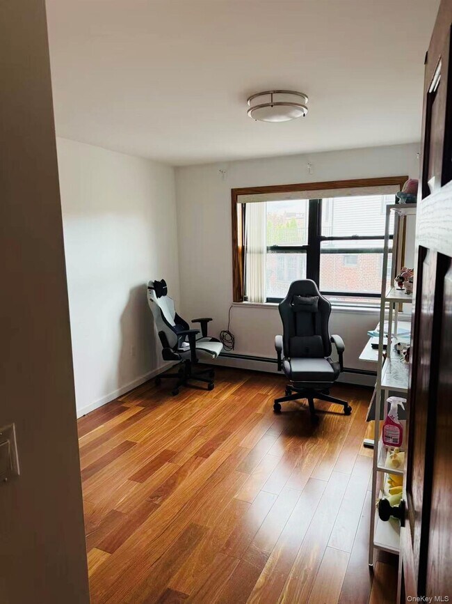 Foto del edificio - 62-54 Dry Harbor Rd