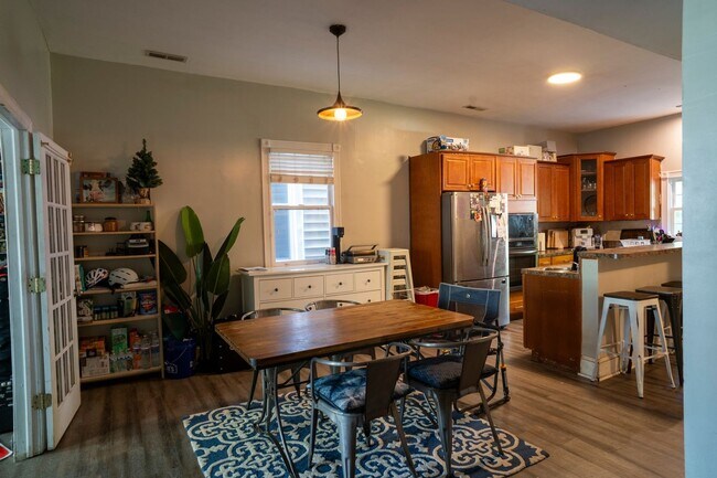 Foto del edificio - 1904 W Main St