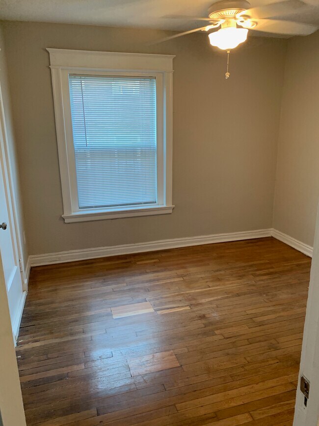 Foto del edificio - 912 E 39th ST