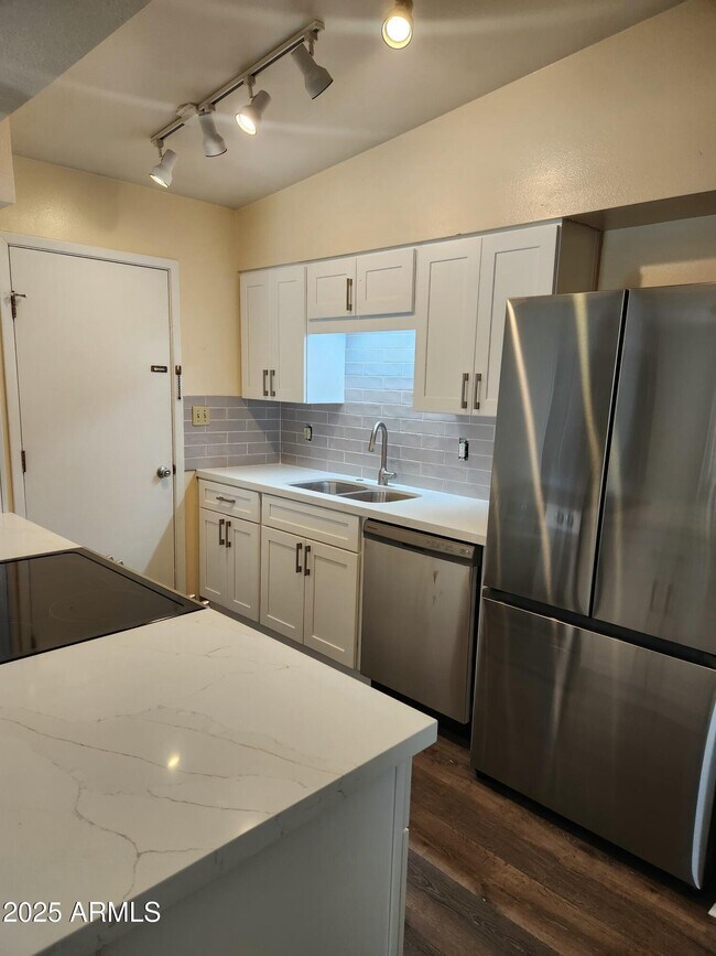 Building Photo - 1719 W Royal Palm Rd