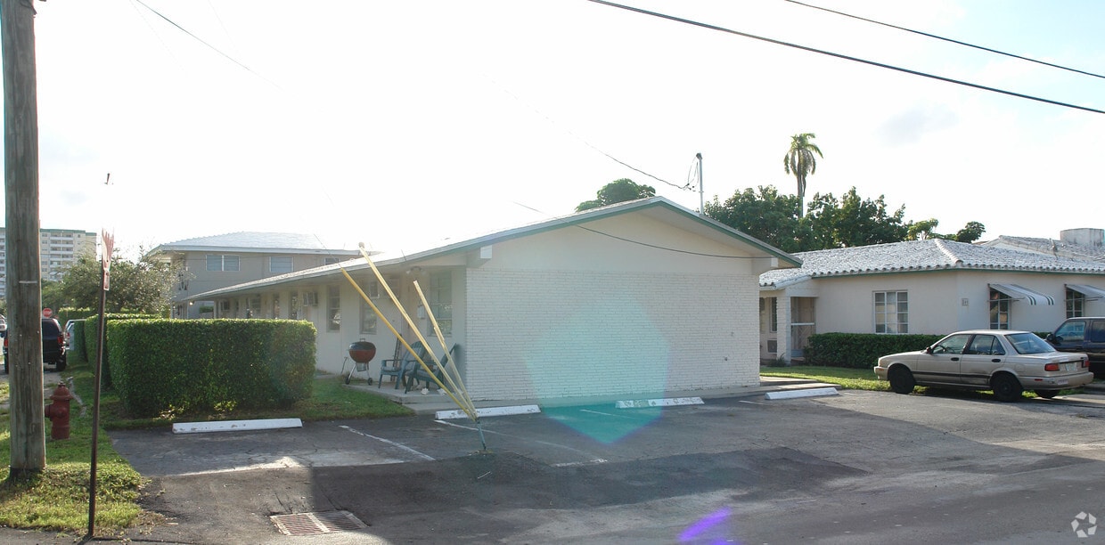 Building Photo - 1702 NE 9th St