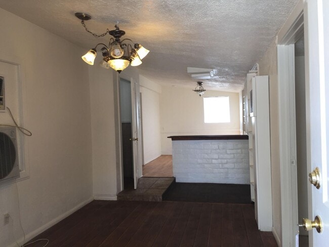 Building Photo - 2 bed/1 bath