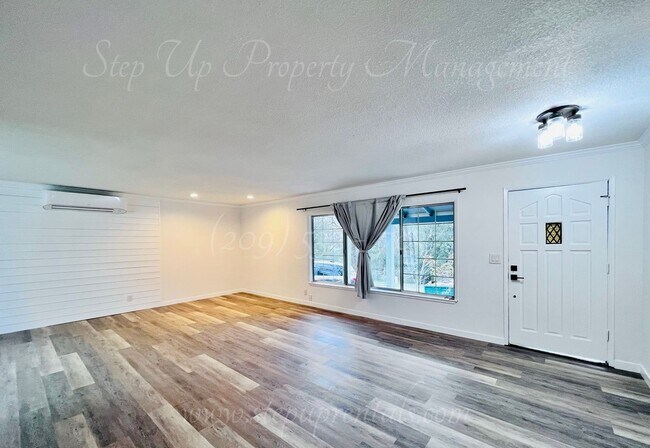 Building Photo - Newly Updated 3 Bedroom 2 Bathroom Home in...