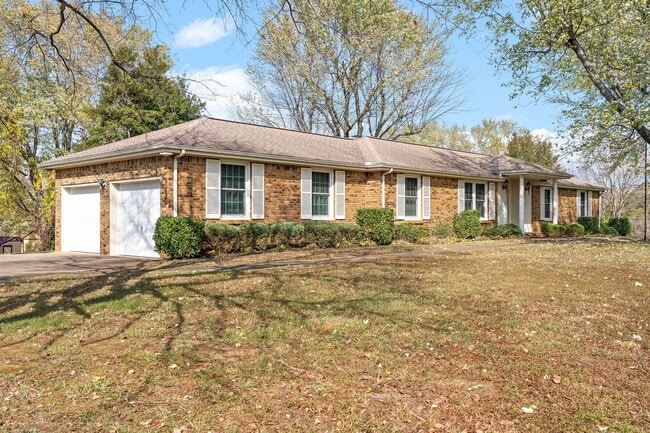 Building Photo - Move-In Special Available! Charming 3-Bedr...