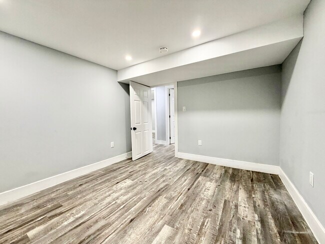 Photo du bâtiment - 3 BED - 1 BATH - LONDON - BASEMENT