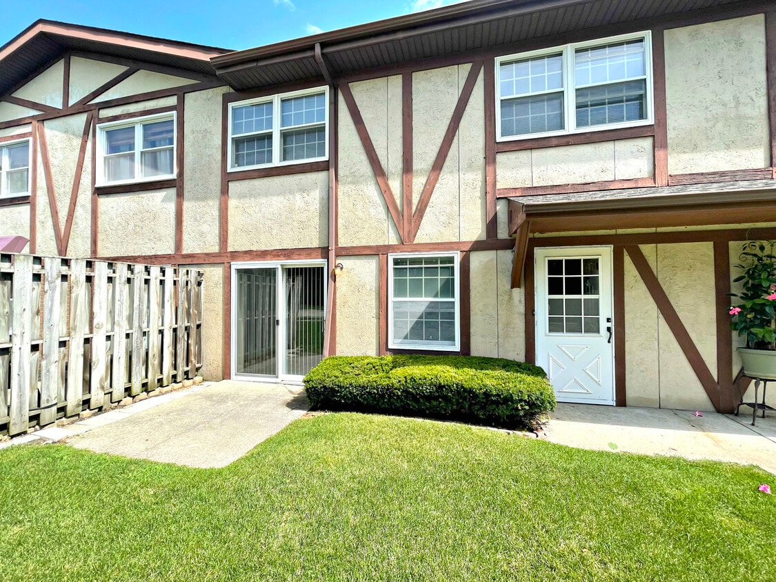 Primary Photo - 1005 Greenwood Cir