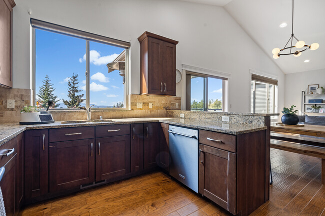 vistas a la bahía de todas las partes de la casa como el lavabo de la cocina - 3309 Stonecrop Way